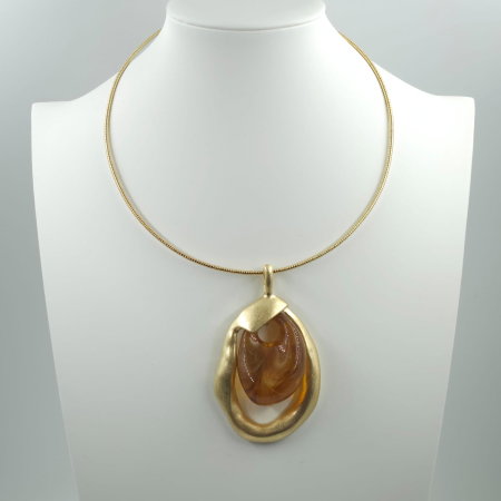 BIJUTERII - Colier semirigid auriu cu pandant antichizat si piatra din chihlimbar sintetic