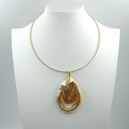Colier semirigid auriu cu pandant antichizat si piatra din chihlimbar sintetic [1]