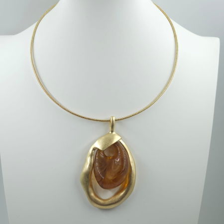 Colier semirigid auriu cu pandant antichizat si piatra din chihlimbar sintetic [5]
