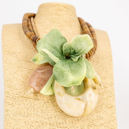 Colier statement bej cu floare verde menta in trei siruri – stil italian [4]