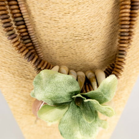 Colier statement bej cu floare verde menta in trei siruri – stil italian [1]