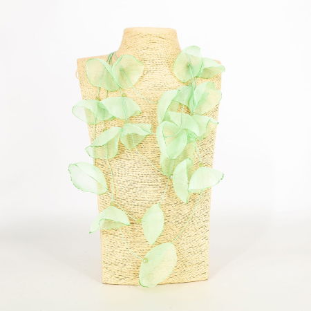 Coliere & Lanțuri - Colier statement verde menta cu petale textile de mac 3D din organza - design artistic italian