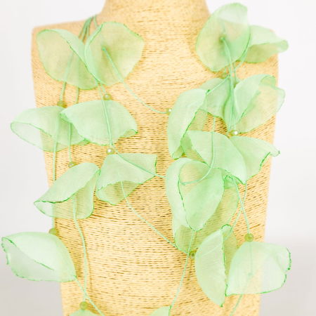Colier statement verde menta cu petale textile de mac 3D din organza - design artistic italian [2]