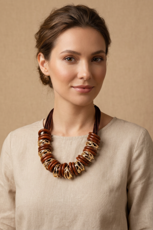 Colier statement cu elemente din lemn si metal auriu pe fire textile bordo [2]