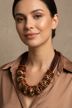 Colier statement cu elemente din lemn si metal auriu pe fire textile bordo [3]