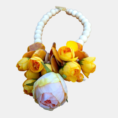 LULU Biju - Colier statement cu flori decorative 3D si elemente galbene – design artistic