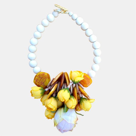 Colier statement cu flori decorative 3D si elemente galbene – design artistic [1]
