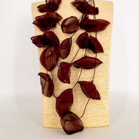 Colier statement bordo cu petale textile de mac 3D din organza - design artistic italian [1]