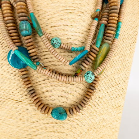 Colier statement in cinci siruri bej cu elemente de diferite forme turcoaz  – stil italian [3]