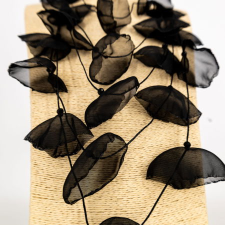 Colier diafan in cinci siruri cu maci stilizati din organza [3]