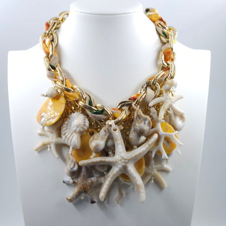 BIJUTERII - Colier statement marin galben cu stele de mare si scoici – design resort glam