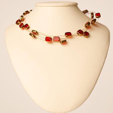 Coliere & Lanțuri - Colier delicat cu elemente rosii si metalice pe fire fine aurii