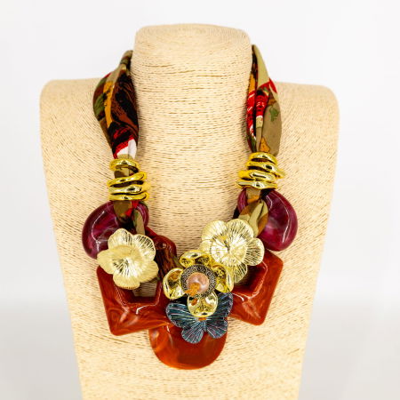 Coliere & Lanțuri - Colier statement rosu caramiziu cu flori aurii și fluture – stil italian