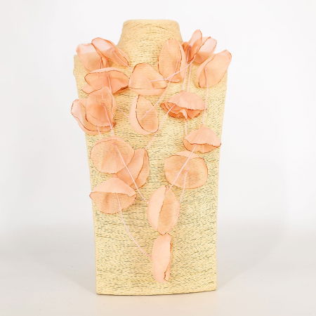 Coliere & Lanțuri - Colier statement roz pudra cu petale textile de mac 3D din organza - design artistic italian