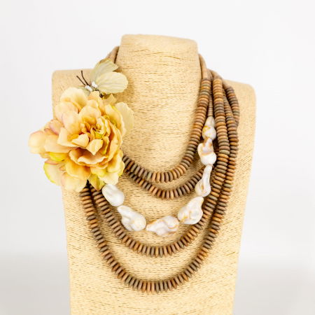 Colier statement bej cu floare și fluture in mai multe siruri – stil italian [1]