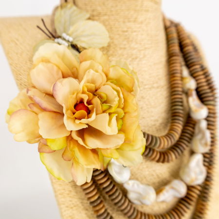 Colier statement bej cu floare și fluture in mai multe siruri – stil italian [2]