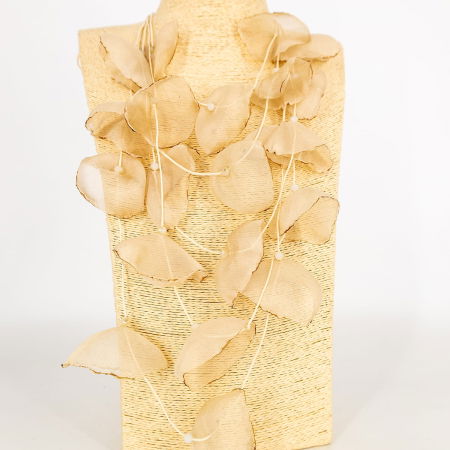Coliere & Lanțuri - Colier statement bej cu petale textile de mac 3D din organza - design artistic italian