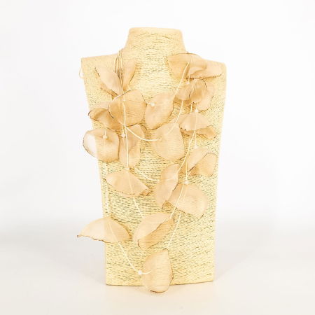 Colier statement bej cu petale textile de mac 3D din organza - design artistic italian [1]