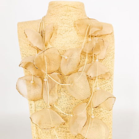 Colier statement bej cu petale textile de mac 3D din organza - design artistic italian [2]