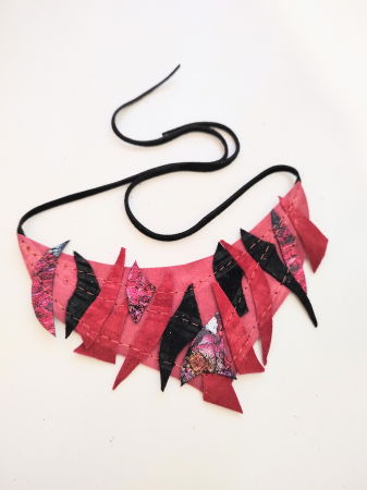 Colier unicat din piele naturală în nuanțe de roșu [1]