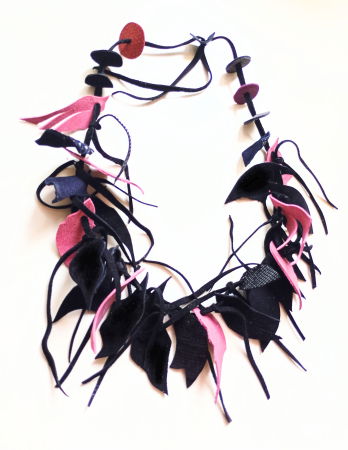 BIJUTERII - Colier unicat multicolor din piele naturala,nuante negru de efect,roz pudra