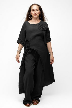 Compleu cu flori aplicate din in, cu bluza tunica mai lunga in spate si pantaloni, negru [1]