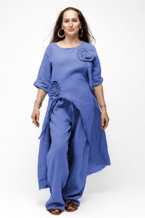 Pantaloni din In - Compleu cu flori aplicate din in, cu bluza tunica mai lunga in spate si pantaloni, albastru lavanda