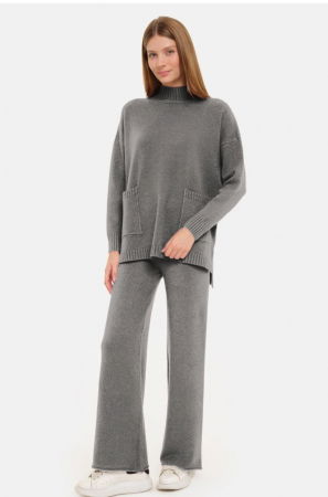 Pantaloni masuri mari - Compleu cu pantaloni si pulover cu gat semiinalt si buzunare, din  tricotaj fin, gri