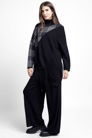 Compleu cu pulover oversize asimetric si pantaloni tricotaj, negru cadrilat [2]
