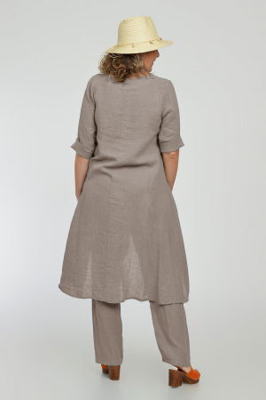 Compleu din in, cu nasturi decorativi, cu pantaloni si bluza tunica mai lunga in spate, bej inchis [2]