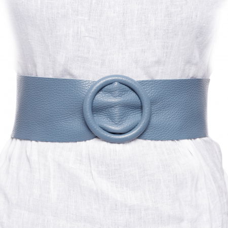 Curea albastru jeans din piele naturala cu latime de 7 cm, catarama rotunda imbracata in piele