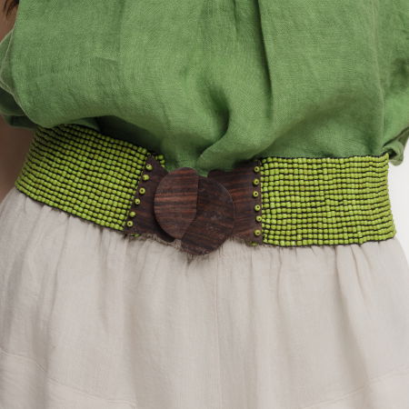 Curea elastica cu margelute din sticla verde oliv, catarama din lemn natural [1]