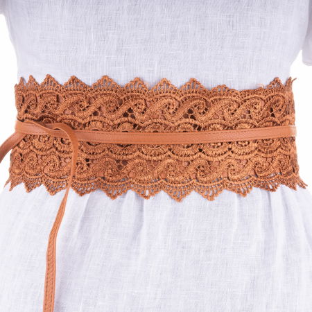 ACCESORII DAMĂ - Curea lata de 8 cm petrecuta camel cu aplicatie din broderie textila