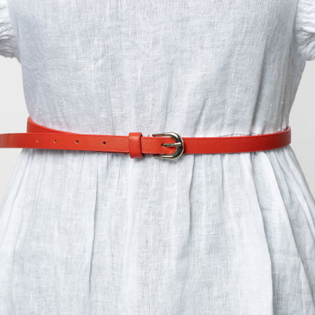 Curea subtire rosie de 1 cm, din piele ecologica cu catarama metalica argintie rotunjita