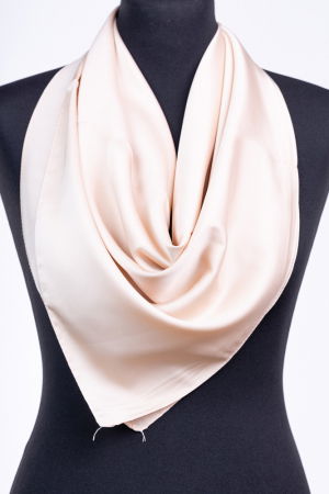 ACCESORII DAMĂ - Esarfa bej deschis, patrata, din vascoza si matase