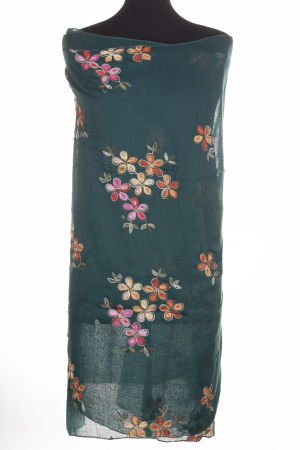 Esarfa bumbac cu model floral brodat in laterale pe fond verde
