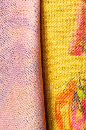 Esarfa cashmere cu fir din lurex, flori stilizate pe fond galben [1]