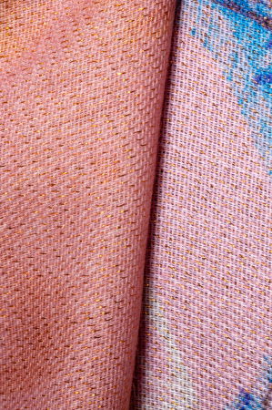 Esarfa cashmere cu fir din lurex, flori stilizate pe fond roz deschis [1]