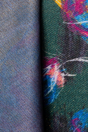 Esarfa cashmere cu fir din lurex, flori stilizate pe fond verde inchis [1]