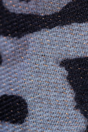 Esarfa cashmere cu fir din lurex, imprimeu animal print pe fond gri [1]