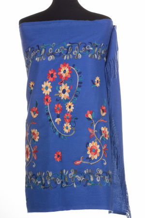 Esarfa cashmere cu model floral brodat pe fond albastru
