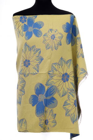 ACCESORII DAMĂ - Esarfa casmir dubla fata cu flori mari albastre pe fond galben