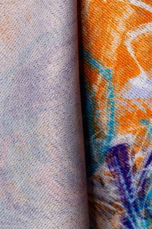 Esarfa cashmere cu fir din lurex, flori stilizate pe fond lila [1]