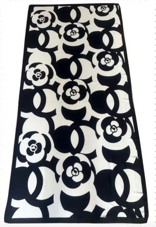 Esarfa dreptunghiulara tip pareo, cu flori stilizate alb/negru [1]