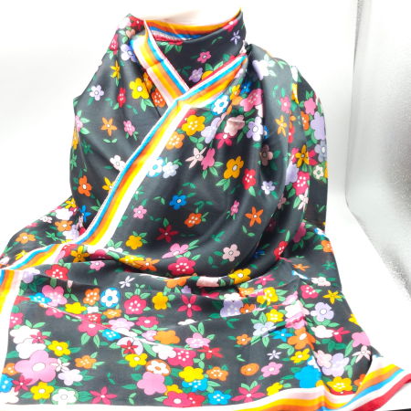 Esarfa dreptunghiulara tip pareo, cu imprimeu floral multicolor pe fond negru [3]