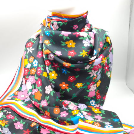 NOU IN SHOPIKA - Esarfa dreptunghiulara tip pareo, cu imprimeu floral multicolor pe fond negru