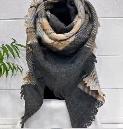 Eșarfe tip Cashmere - Esarfa din lana si vascoza cu imprimeu ecosez pe fond gri, forma triunghiulara