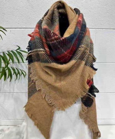 Eșarfe tip Cashmere - Esarfa din lana si vascoza cu imprimeu ecosez pe fond camel, forma triunghiulara