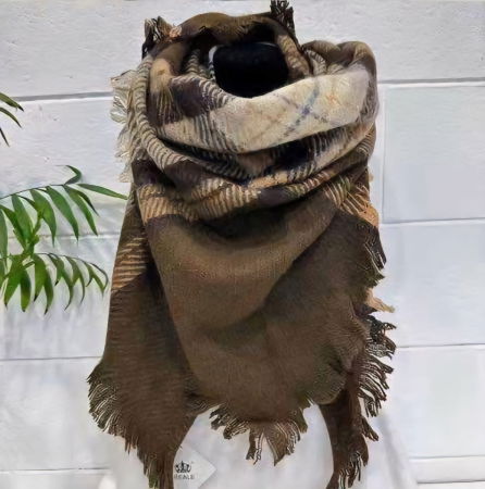 Eșarfe tip Cashmere - Esarfa din lana si vascoza cu imprimeu ecosez pe fond maro, forma triunghiulara