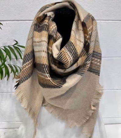 Eșarfe tip Cashmere - Esarfa din lana si vascoza cu imprimeu ecosez pe fond bej, forma triunghiulara